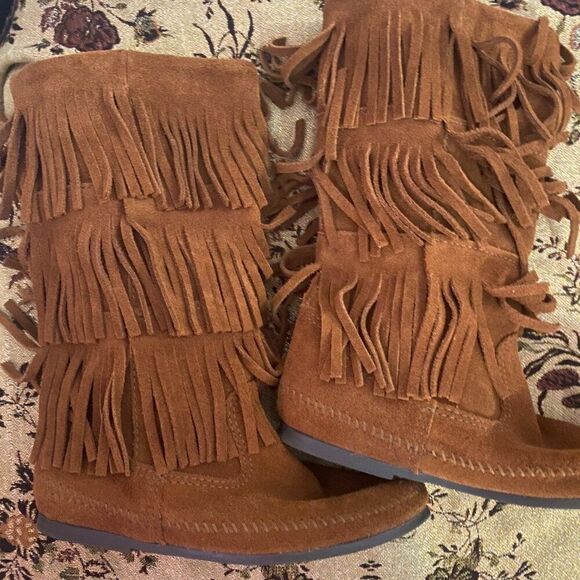 Minnetonka Brown Suede 3 Layer fringe moccasin boots, size 8 - Picture 4 of 8